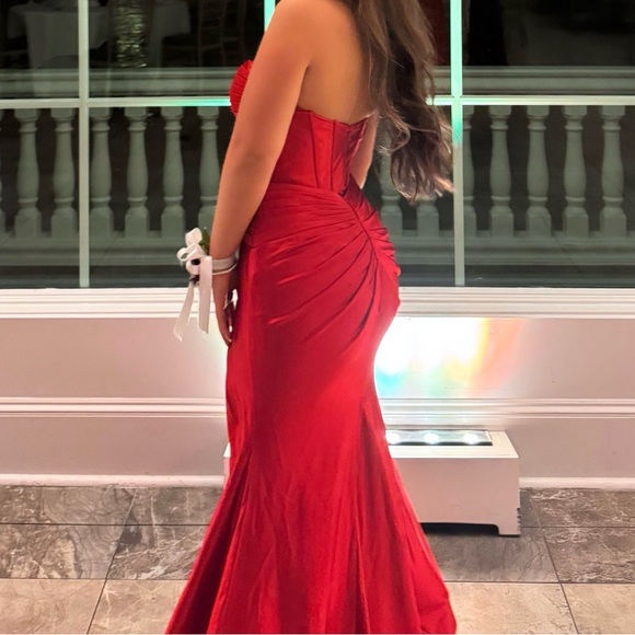 Dresses & Skirts - Elegant Red Strapless Evening Gown